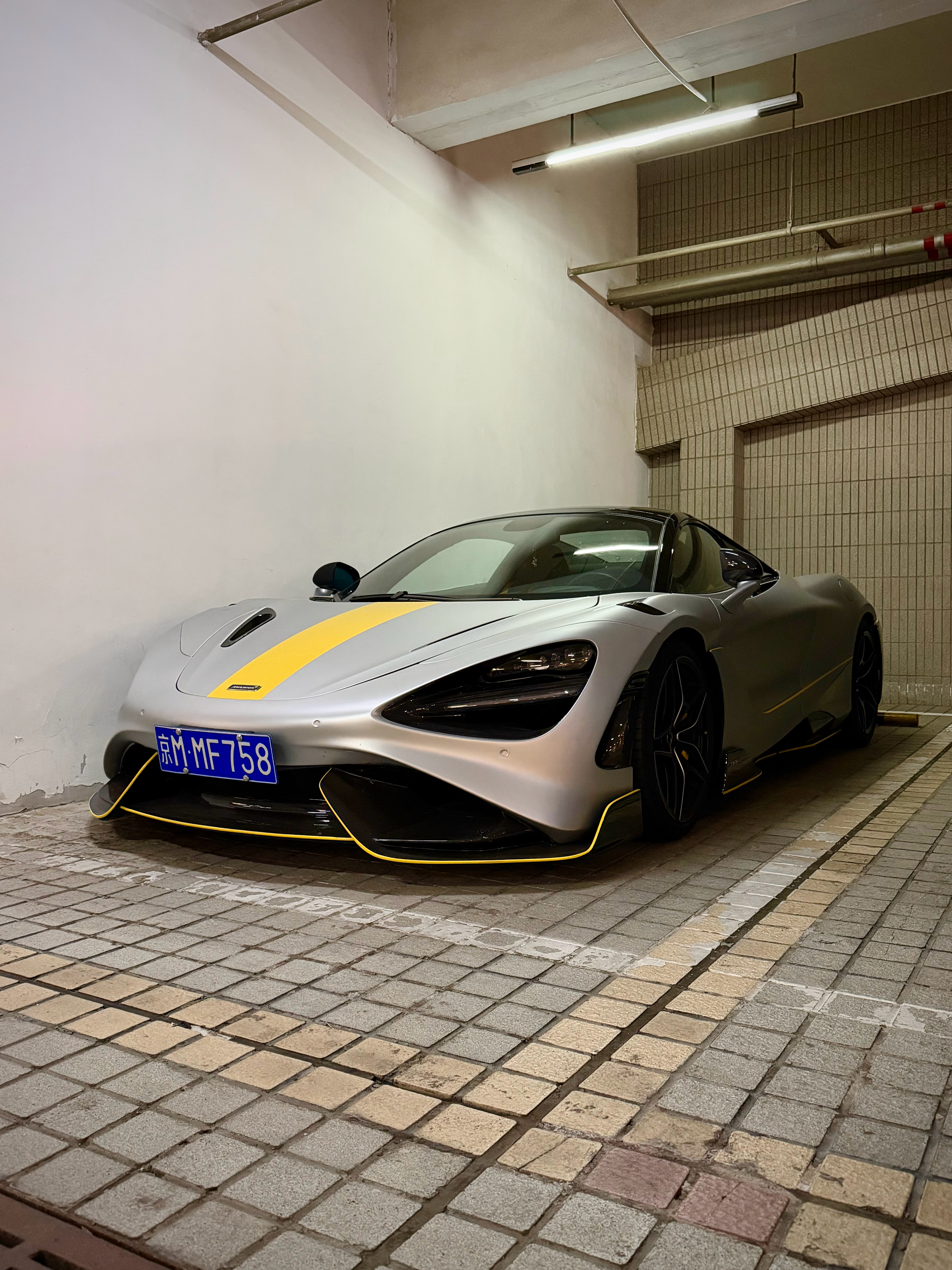 之前来多少次了都是车衣罩着，今天终于见着裸奔的了✌️ 北京·盈科中心