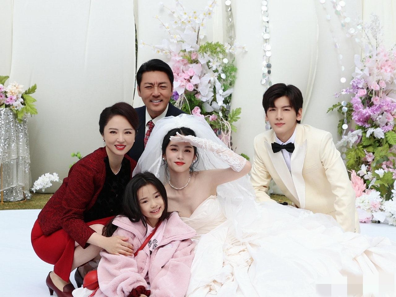 董璇在社交平台发文“准时见证你们幸福时刻”配图是周也穿着婚纱翟潇闻穿着新郎服的照