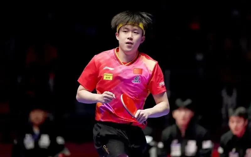 王楚钦4-0格拉斯门科，锁定小组第一，顺利晋级16强。前两局打得有来有往，后面两