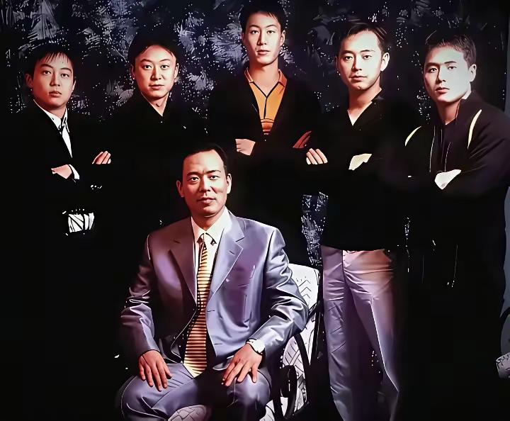 这张照片清晰显示：谁才是国乒的真正“教父”！

在这照片中，蔡振华的后面，站着国