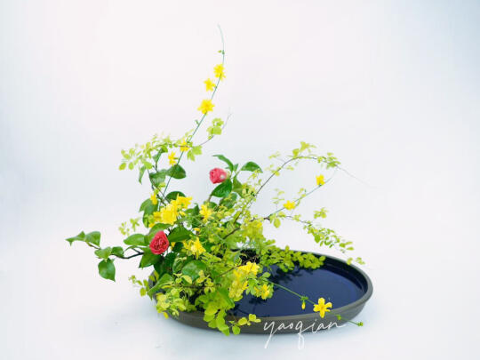 春山含笑色愈新