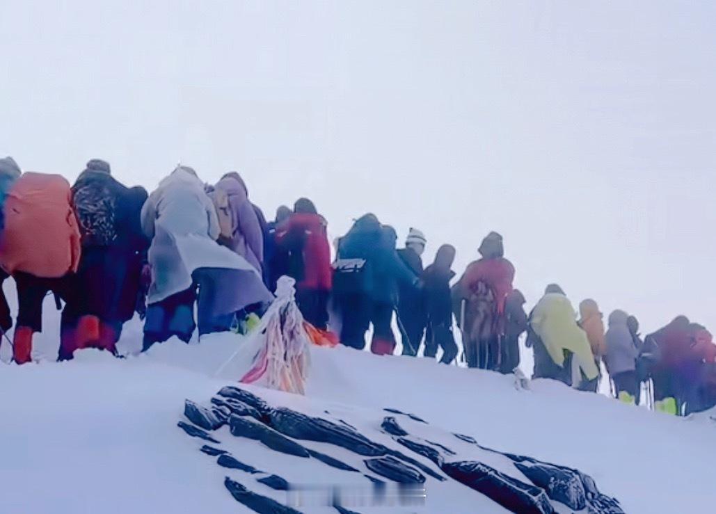 四姑娘山大峰打卡排队超1小时五一假期，海拔5025米的四姑娘山大峰也迎来“拥堵潮