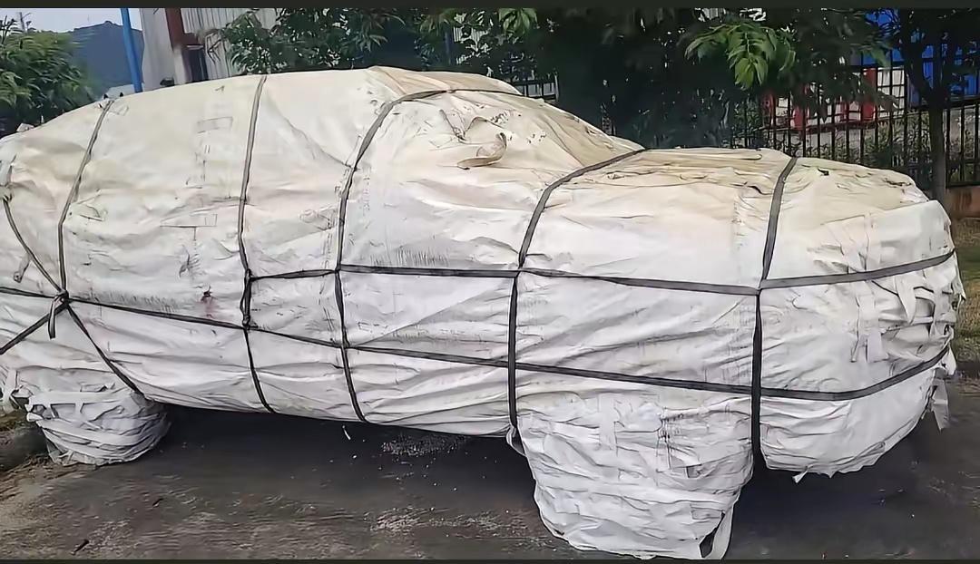 这人把车裹得严严实实，瞧这架势，是打算让爱车长时间“沉睡”了！车辆要是长期放着不