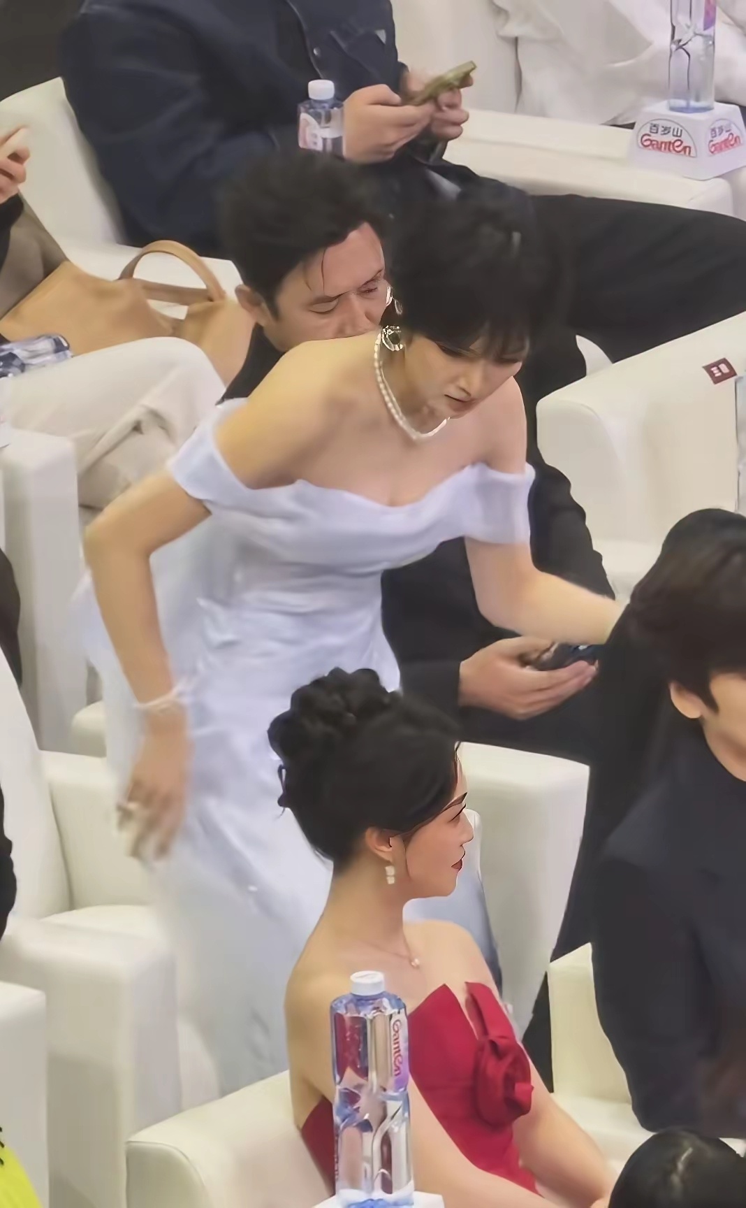 姚安娜这大高个，靓妹！神态坚定，没有媚态。旁边是尔豪吧，还真比一般明星气场强，她