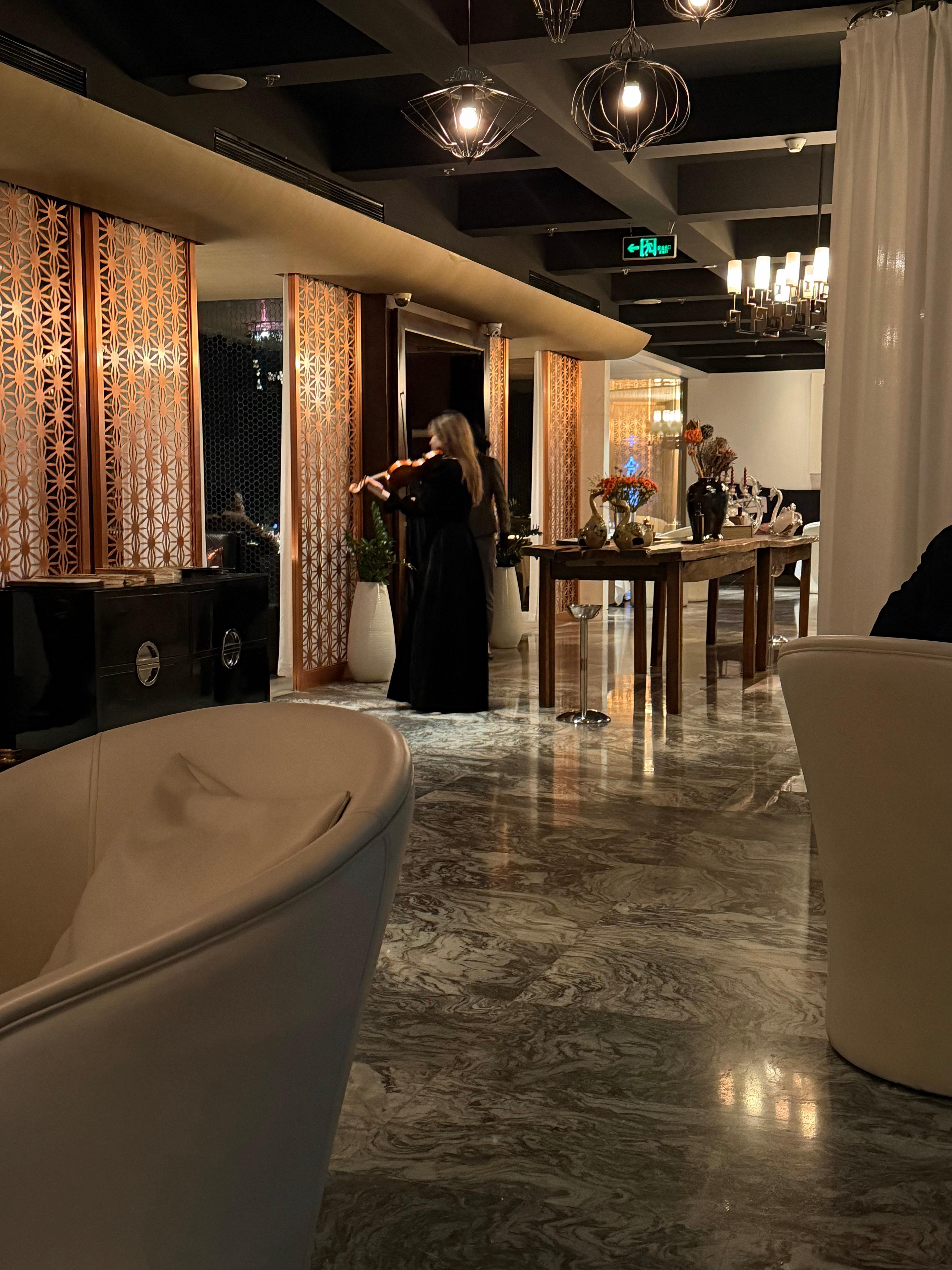 她爱我凌乱的头发 爱我圆圆的脸 爱我眼下的黑眼圈 爱我阴阳怪气的语气 爱我耍小孩