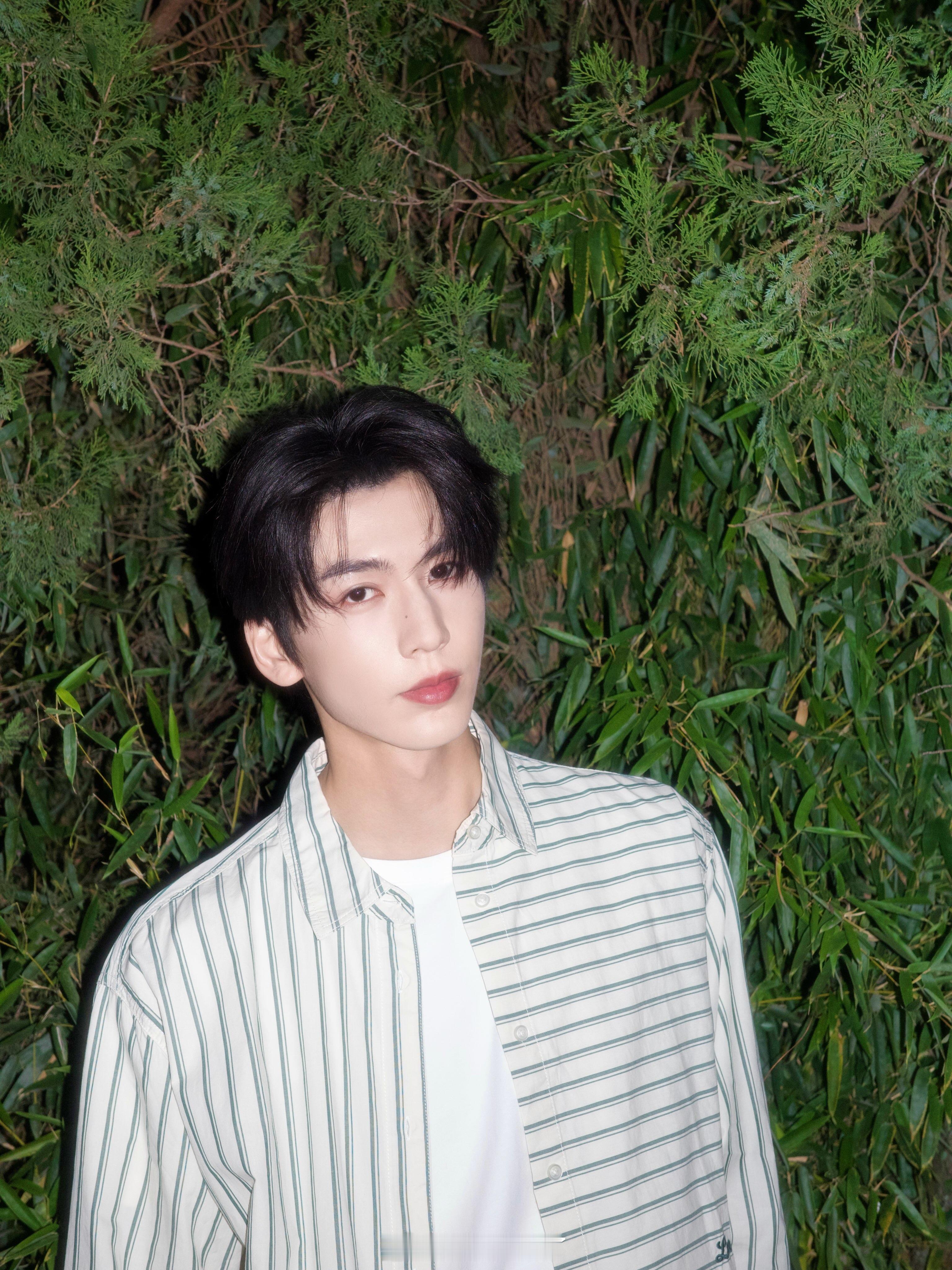 张凌赫ins更新先发一张自己的然后再发一张自己拍的📷[嘻嘻] ​​​
