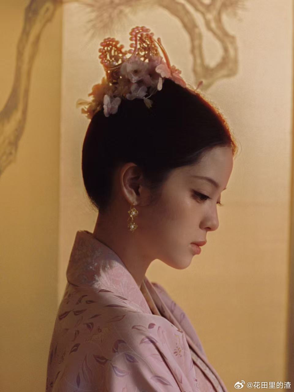 欧阳娜娜欧阳娜娜古装 元宵写真氛围感拉满！粉调妆造温柔显高级，耳饰点缀添灵动，像