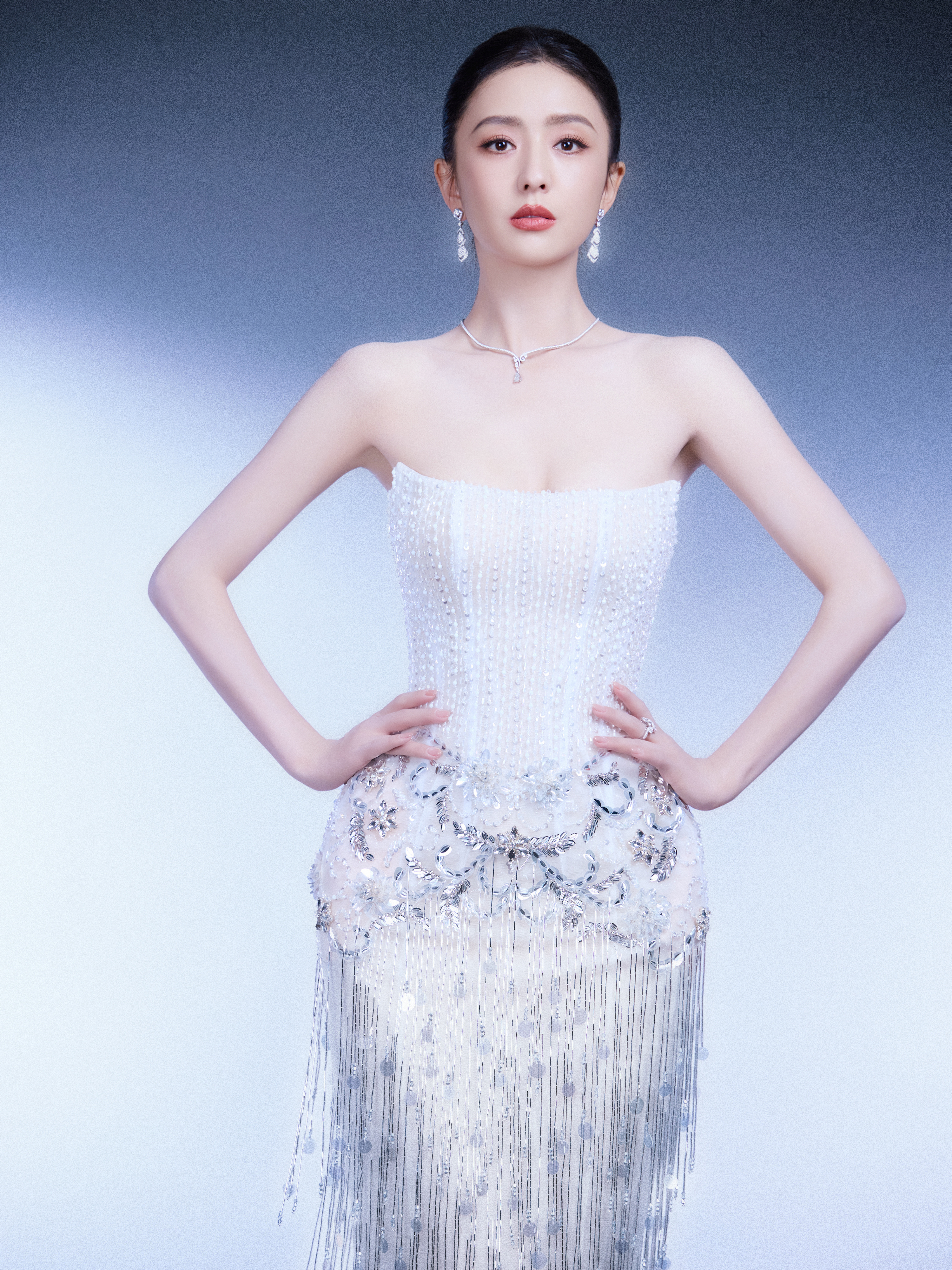 佟丽娅✨微博之夜钻瀑倾泻，优雅与剑锋同频绽放。柔光与凛刃，都是璀璨宇宙的注脚🌌