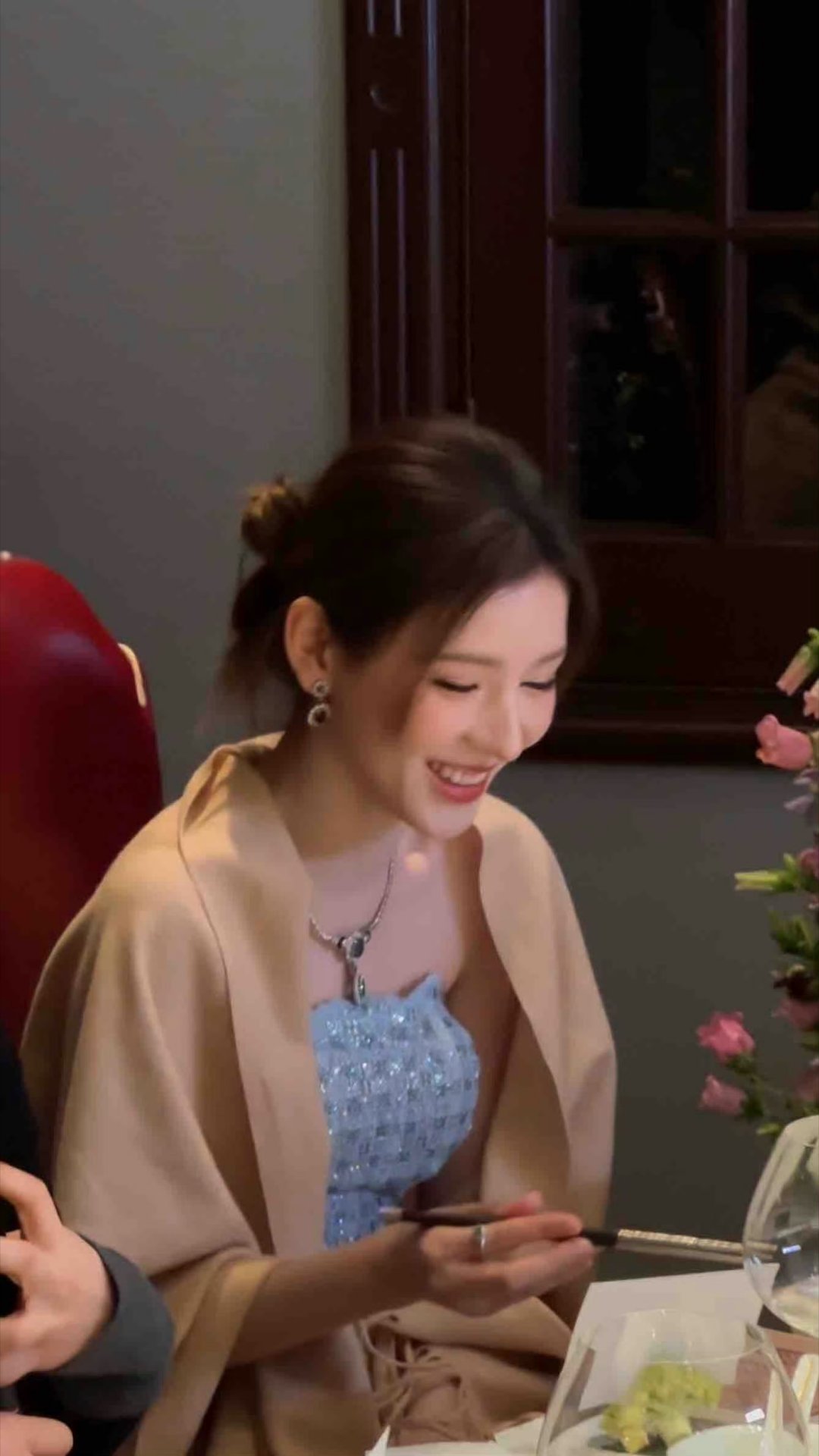 网友在上海和张予曦一起吃饭张予曦春日造型氛围感拉满春日沪城烟火气，偶遇张予曦与网