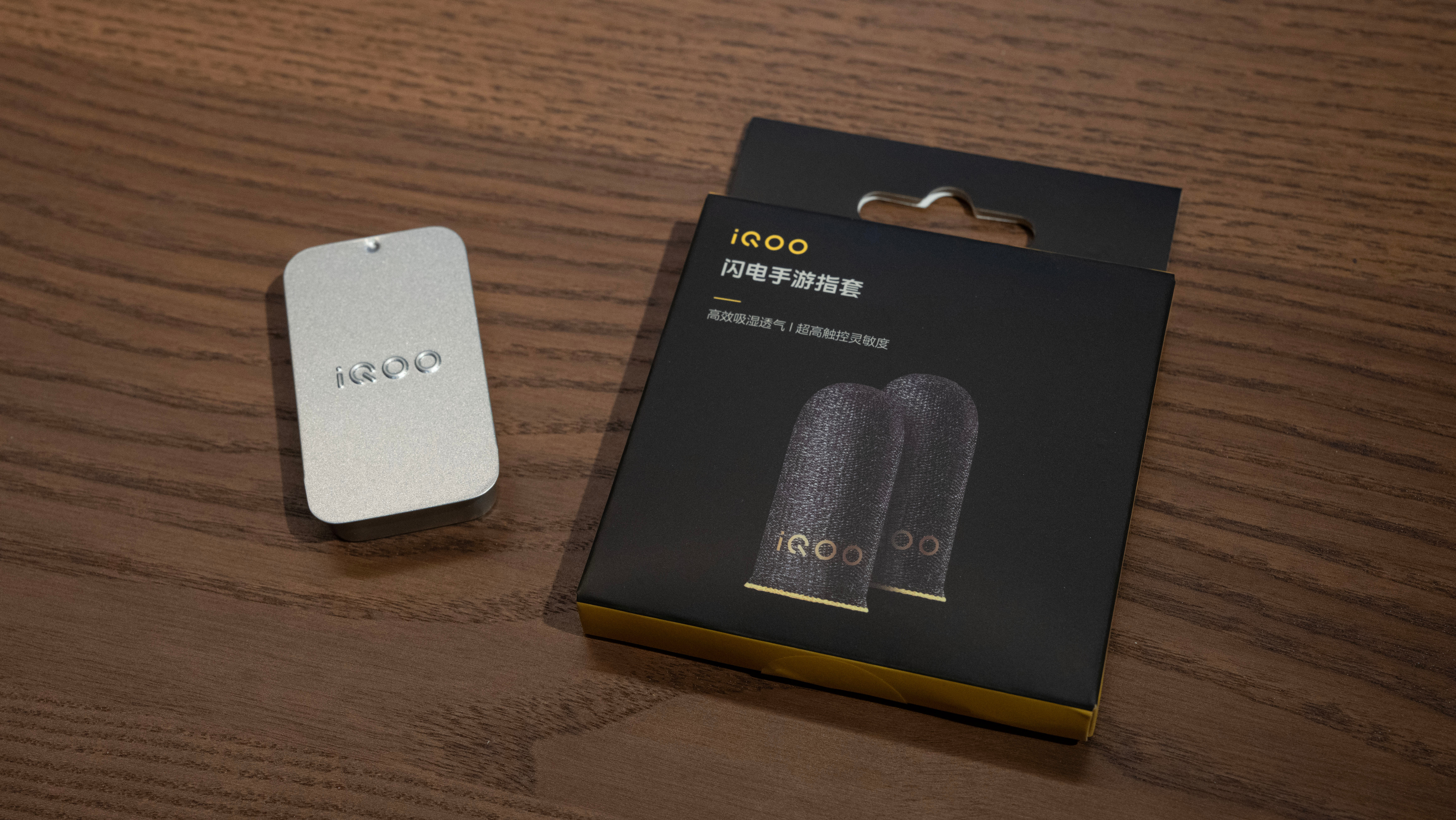iQOO 闪电手游指套整还挺好玩的，在玩游戏，特别是射击游戏的情况下，这个指套操