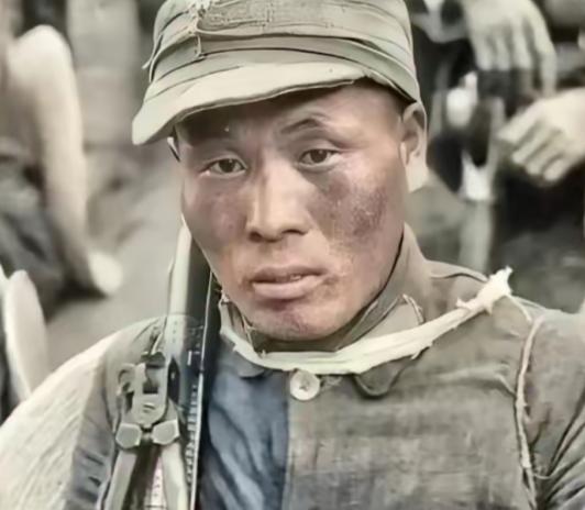 1945年，一名机枪手为了躲避日军，选择绕上山路前进，没想到意外发现100多名正