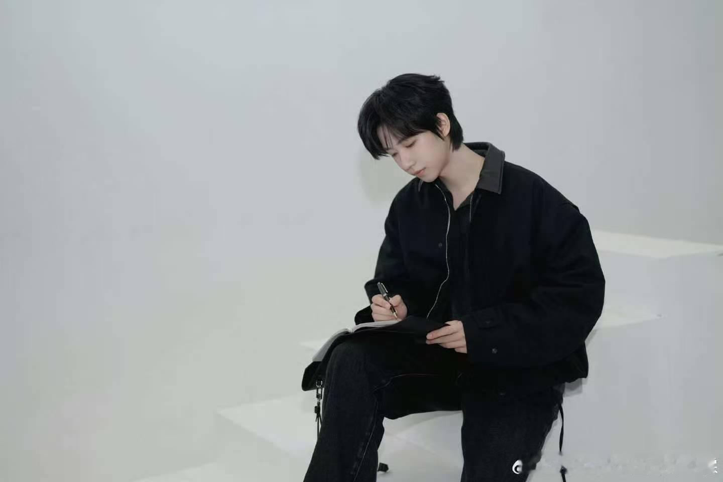 贺峻霖allblack六宫格贺峻霖今天我盯片 小贺哥哥来也！ 