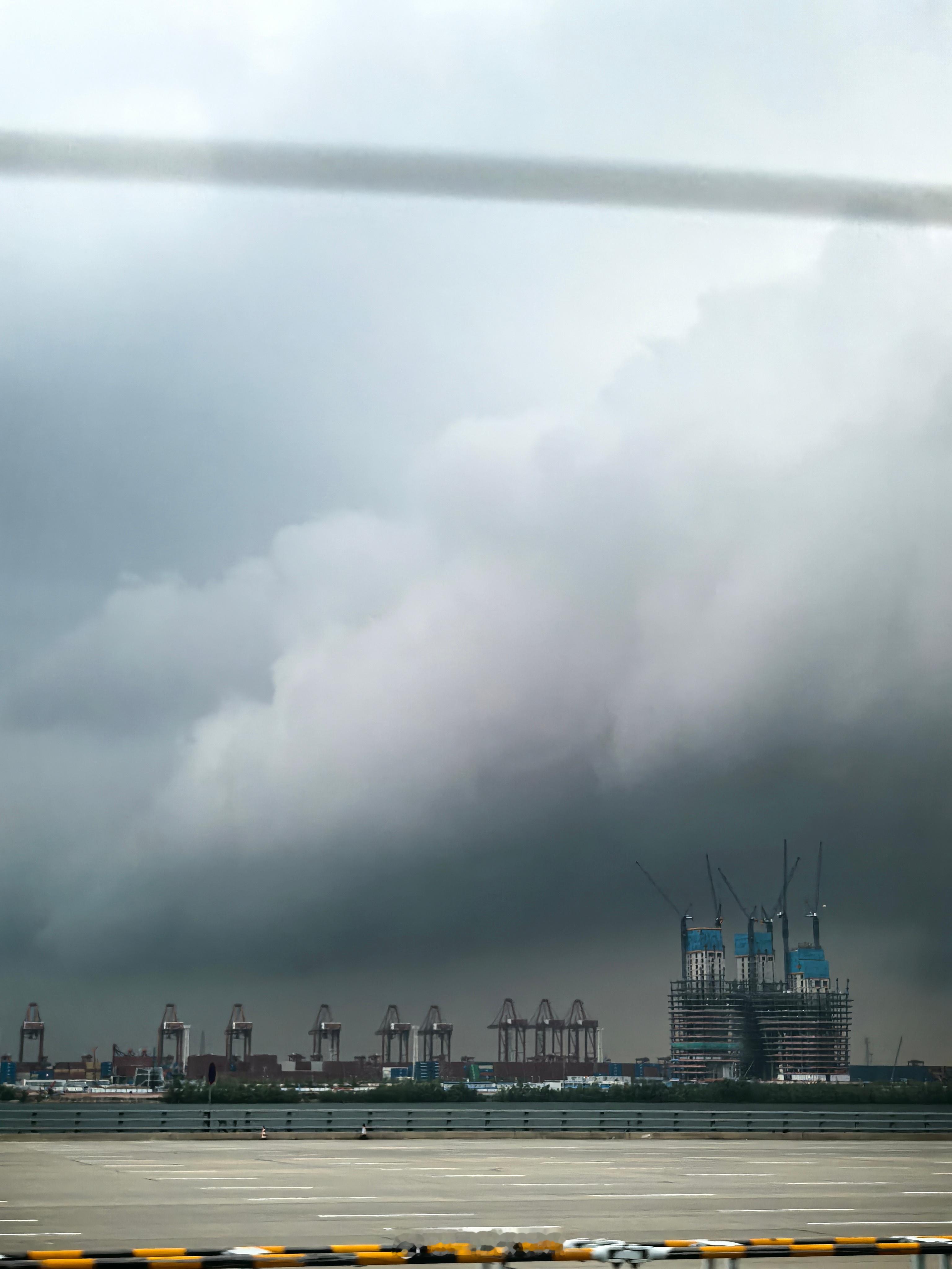 今天深圳飞北京的基本都延误了吧 这天象很吓人深圳延误