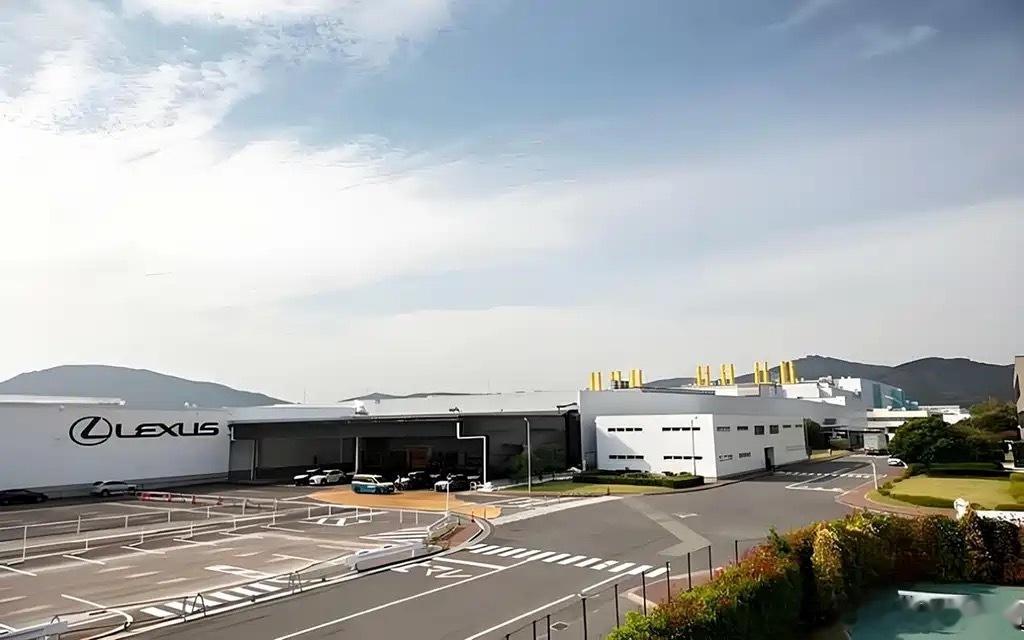 雷克萨斯要在中国开工厂了，以后的雷克萨斯就国产了，价格肯定能下来。一车难求的雷克