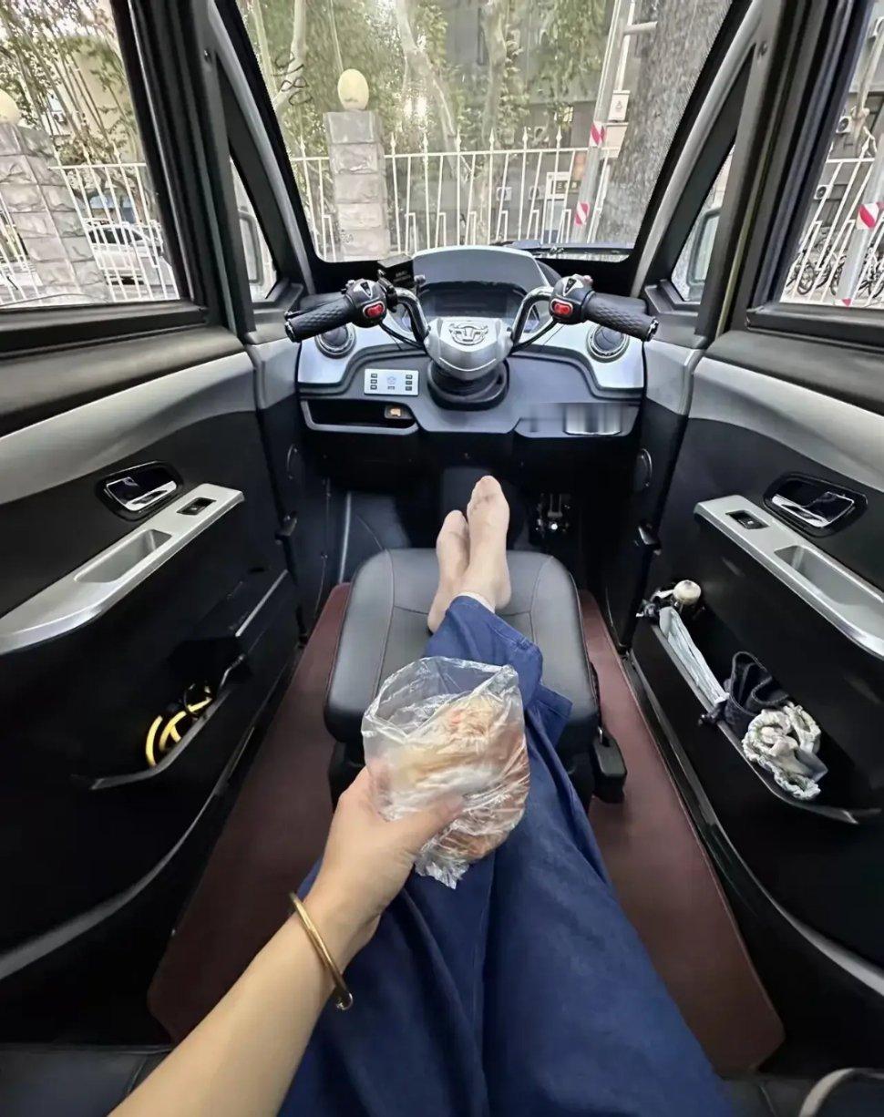 这是我婆婆的老头乐，简直颠覆了我的对老头乐的认知。风不吹雨不淋，买个菜，接个娃，