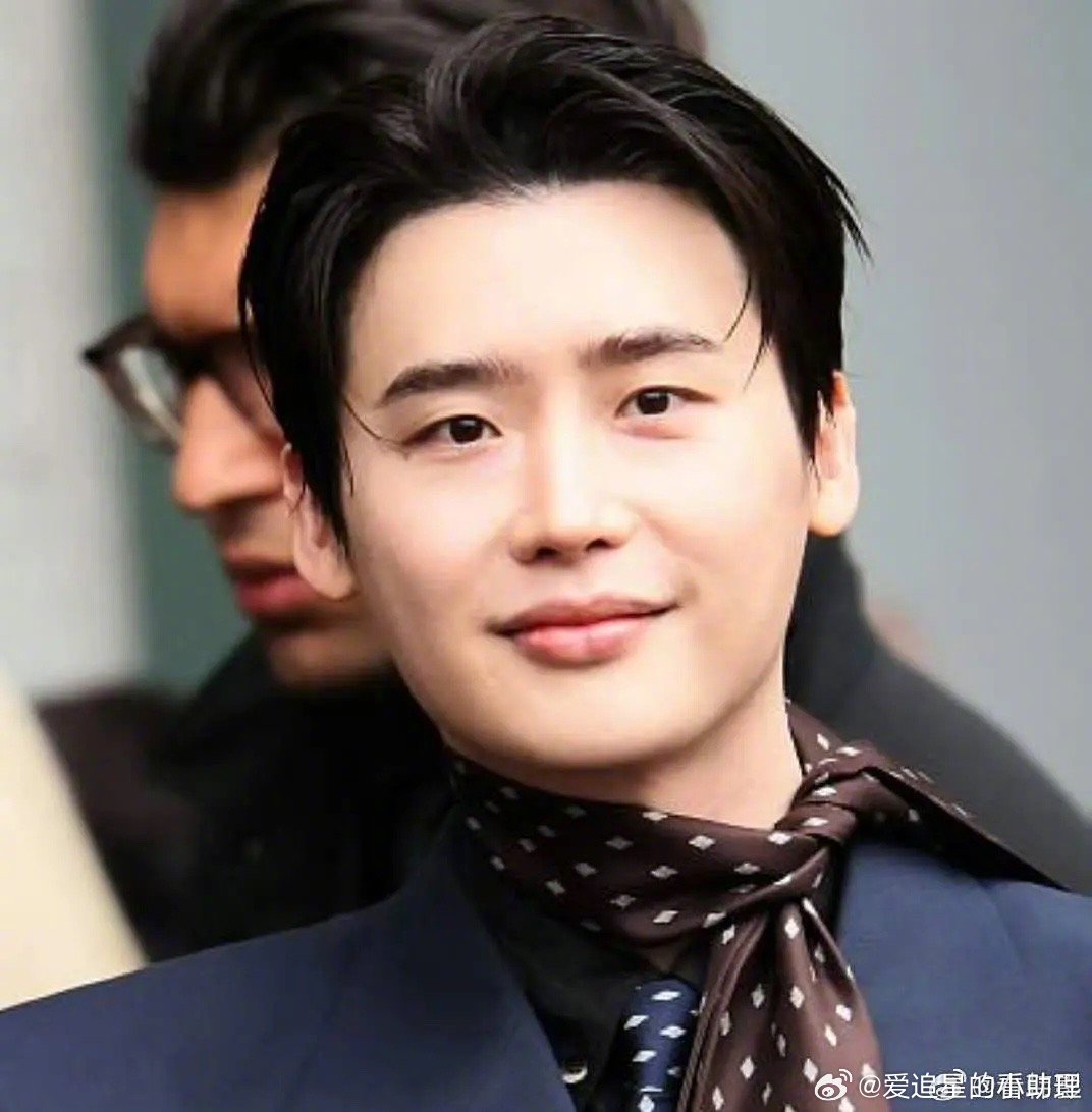 李钟硕的脸，看着颜值回春了吗？ 