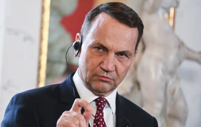 3700万人口小国，同时得罪中俄，中国劝没用，普京一枚炮弹砸下去。波兰同时得罪中