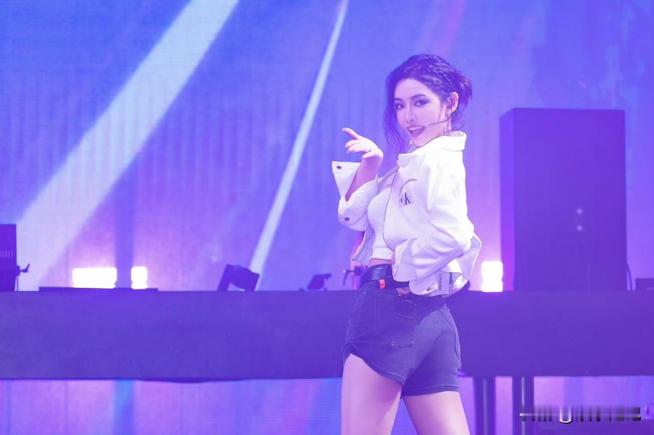 许佳琪舞台照[awsl]许姨让人热血沸腾的一组 ​​​