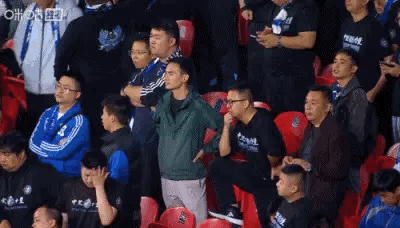 武汉三镇基本降级！镜头给到看台，现场部分球迷忍不住哭了