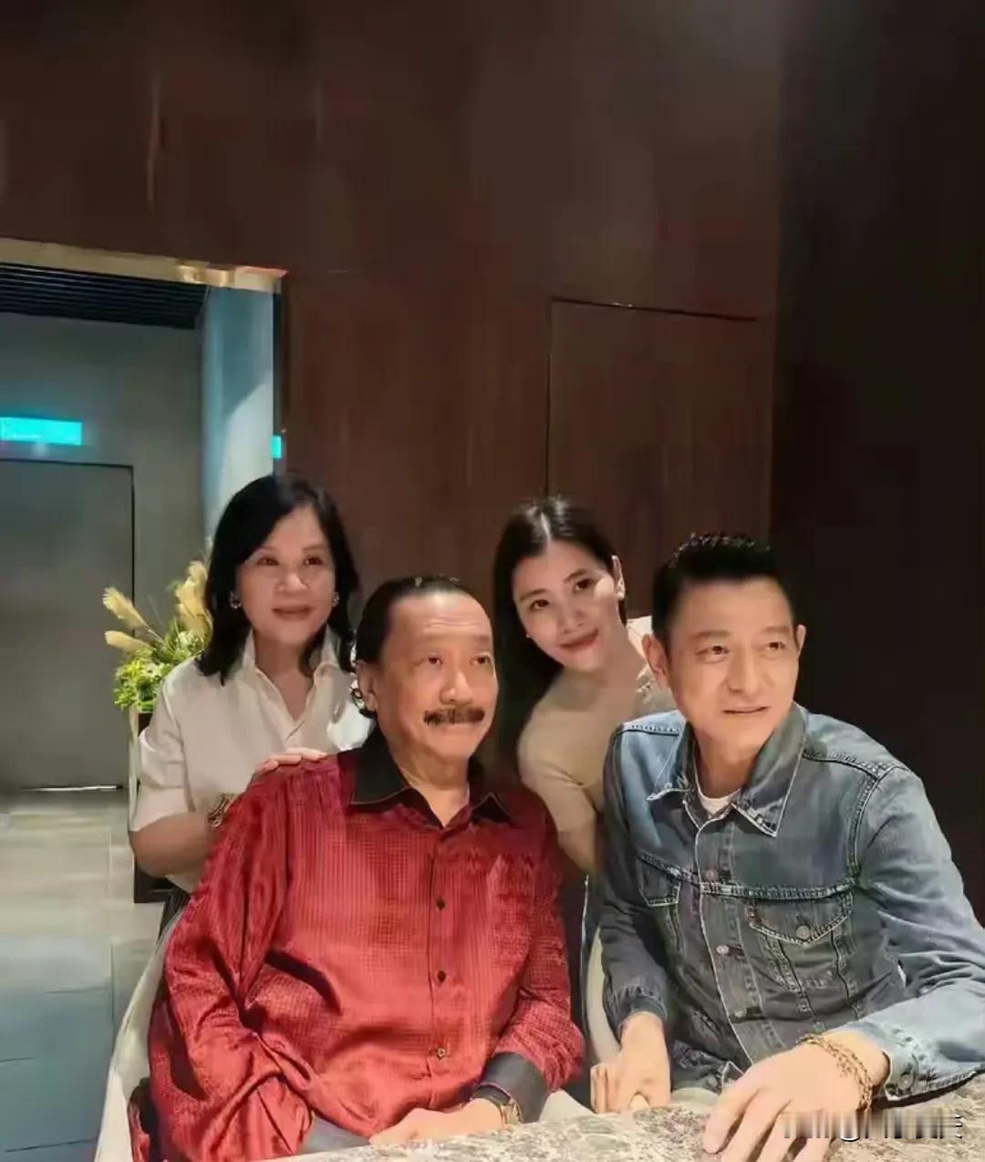 64岁刘德华陪朱丽倩回马来西亚探亲！亲戚请吃米其林大餐，看着太诱人了 ​