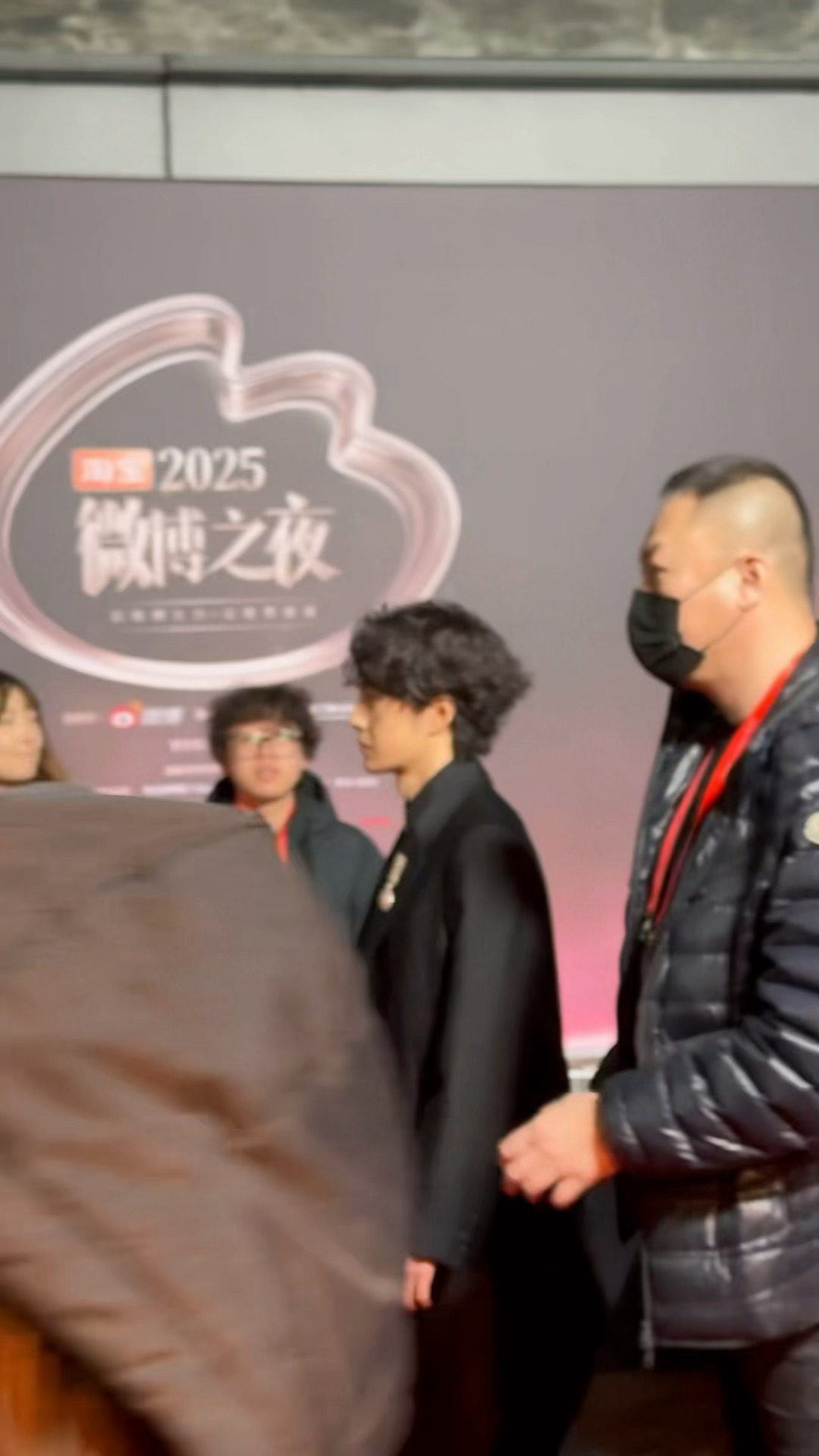还有一张王一博的实况图～2025微博之夜爆款创作大赛我拍的星现场