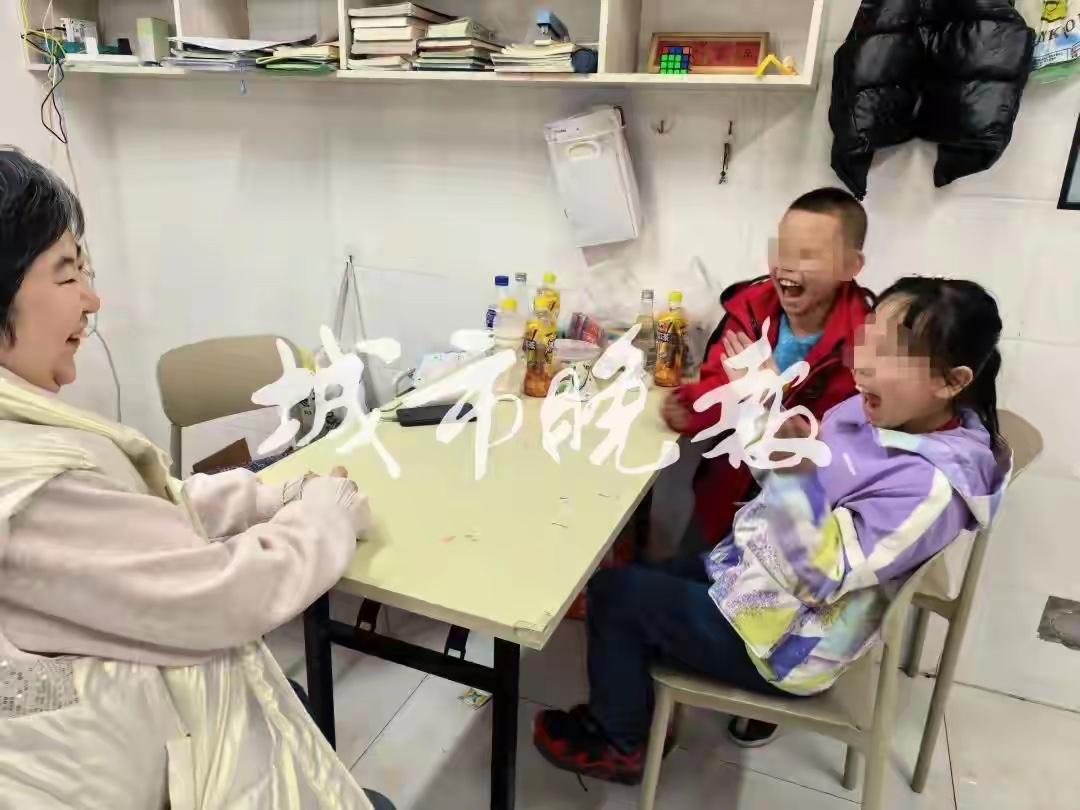 长春姐弟太让人心疼了，妈妈病逝，爸爸送他们去托管班后说去日本打工，结果直接失联两