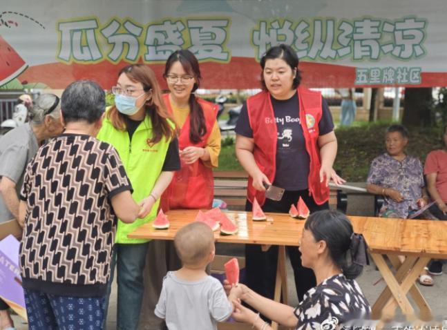 小小西瓜玩出台州社区治理新花样 工作人员围坐群众身旁，闲话日常、倾听诉求，同时细