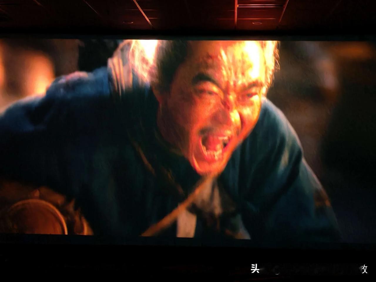 看完电影，颇为压抑，心情复杂。分享几句台词：
“流程那种东西，是弱者才要遵循的规