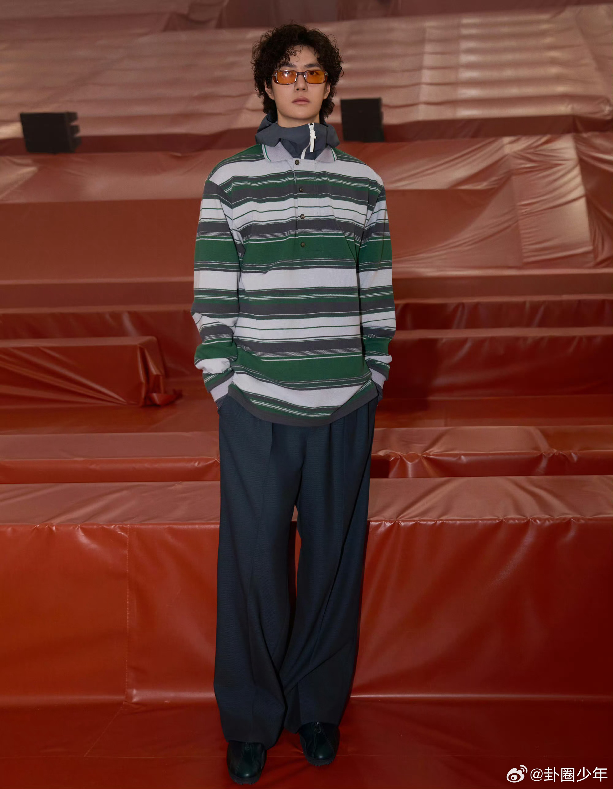 王一博巴黎时装周第二场出图王一博雨雾之下唤醒自然活力雨雾氤氲更衬气质，自然松弛兼