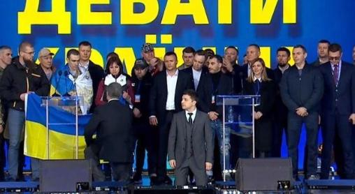 乌克兰今天的结局是乌克兰人自己的选择。回想2019年波罗申科与泽连斯基竞选总统时