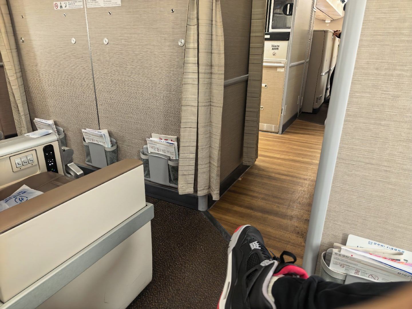 熟悉的位置，传统车企是允许买W仓的，以前一直坐，特别A350 