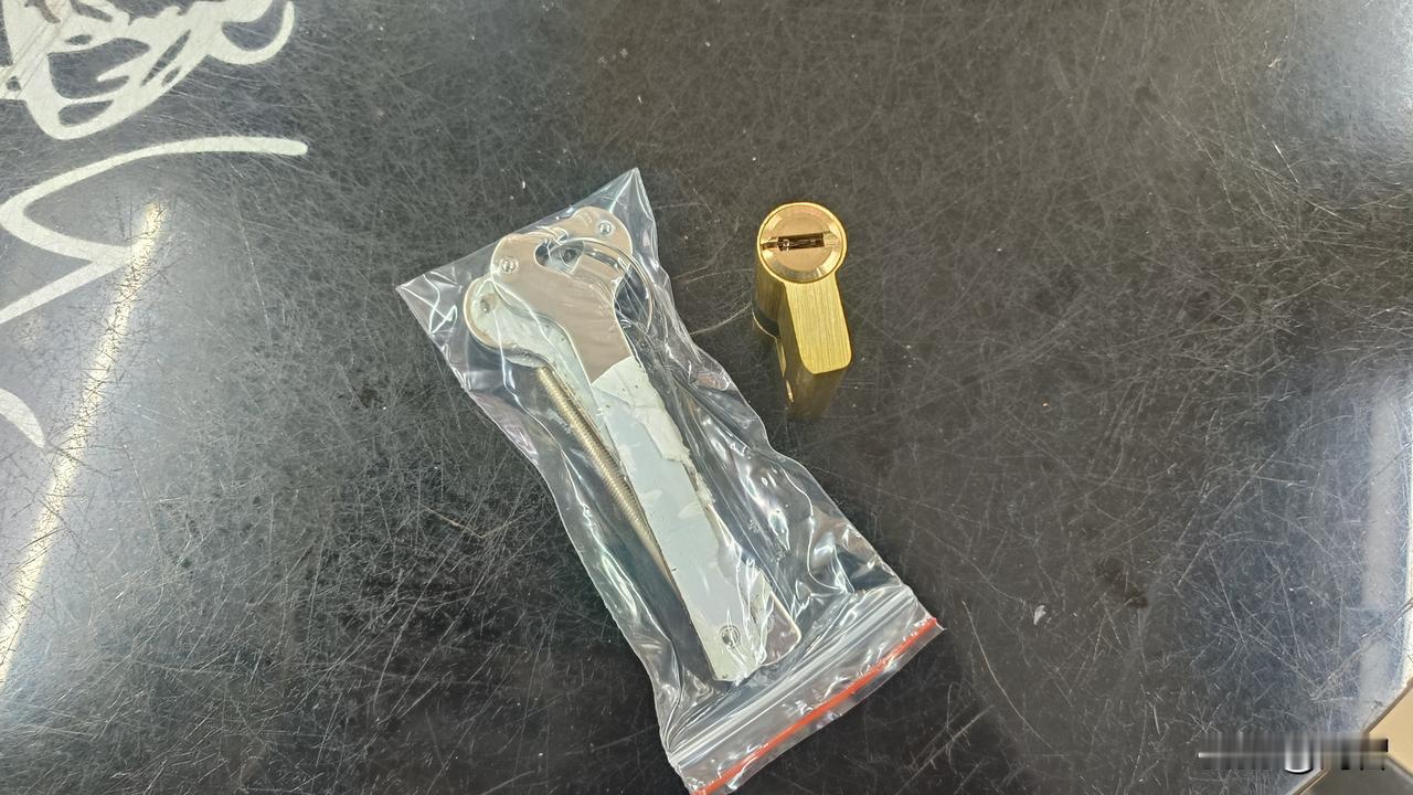 这个要不同情况，不同分析，要看你在哪个角度上看问题。
1、从安装方便度上看，是锁