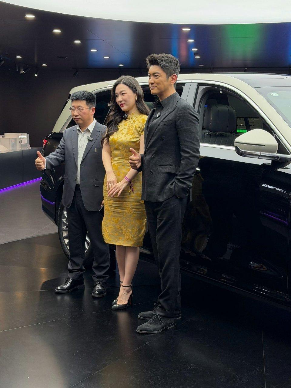 霍思燕杜江北京车展现场下订北京车展魏牌展台气场拉满逛车展不仅能看到新车、美女！还