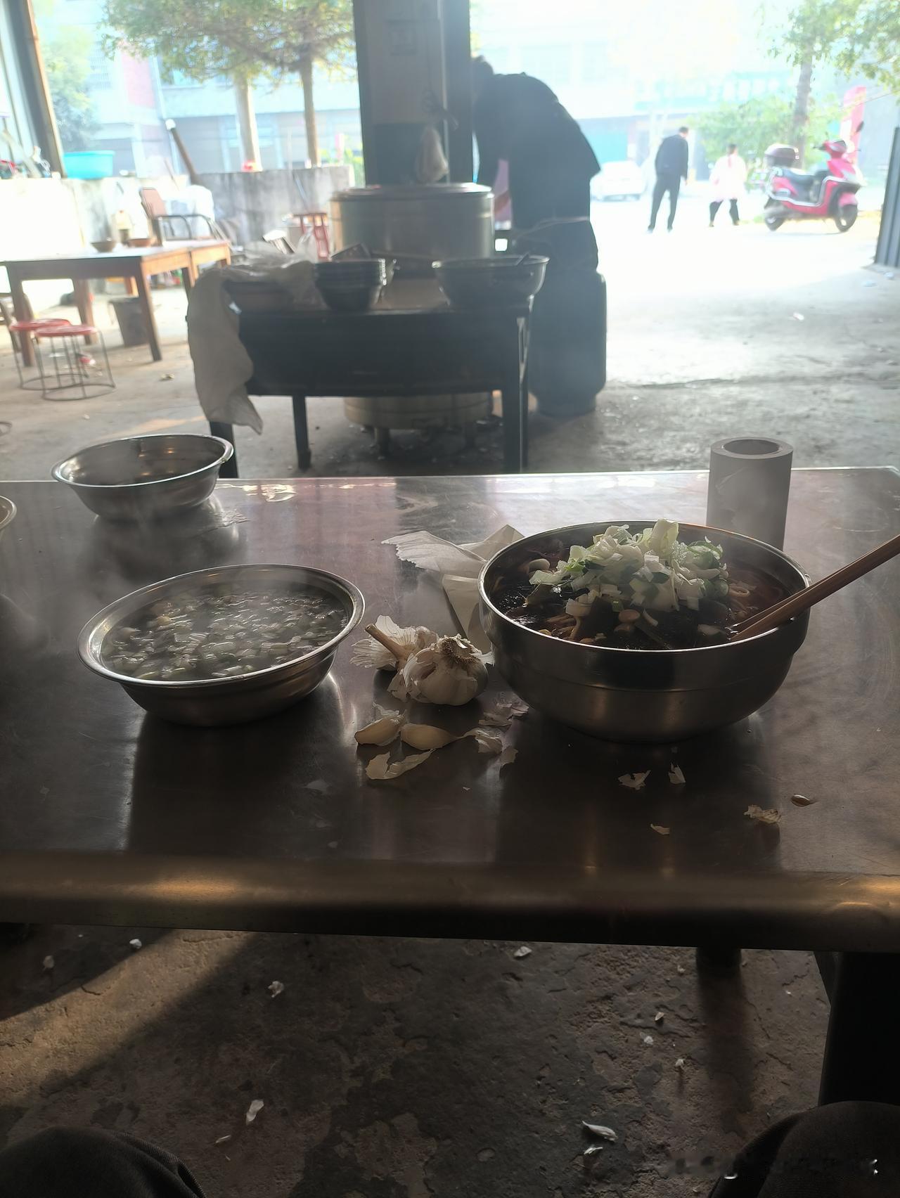 没钱，就只能沦为乞丐。没钱，只能困守家中，因为在外举步维艰。
女人没钱，也能活得