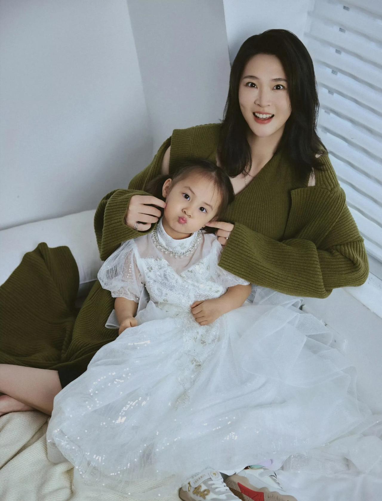 前女排队长惠若琪和女儿的合照，女儿真是完美继承了妈妈的优点！都有一双大大的会说话