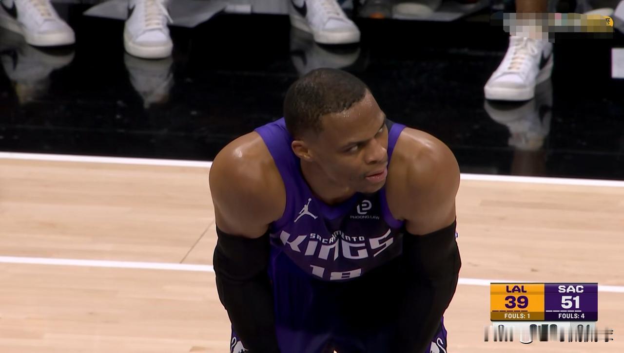 国王老将威斯布鲁克又和老东家湖人较劲了！在今天国王主场迎战湖人的比赛中，目前双方