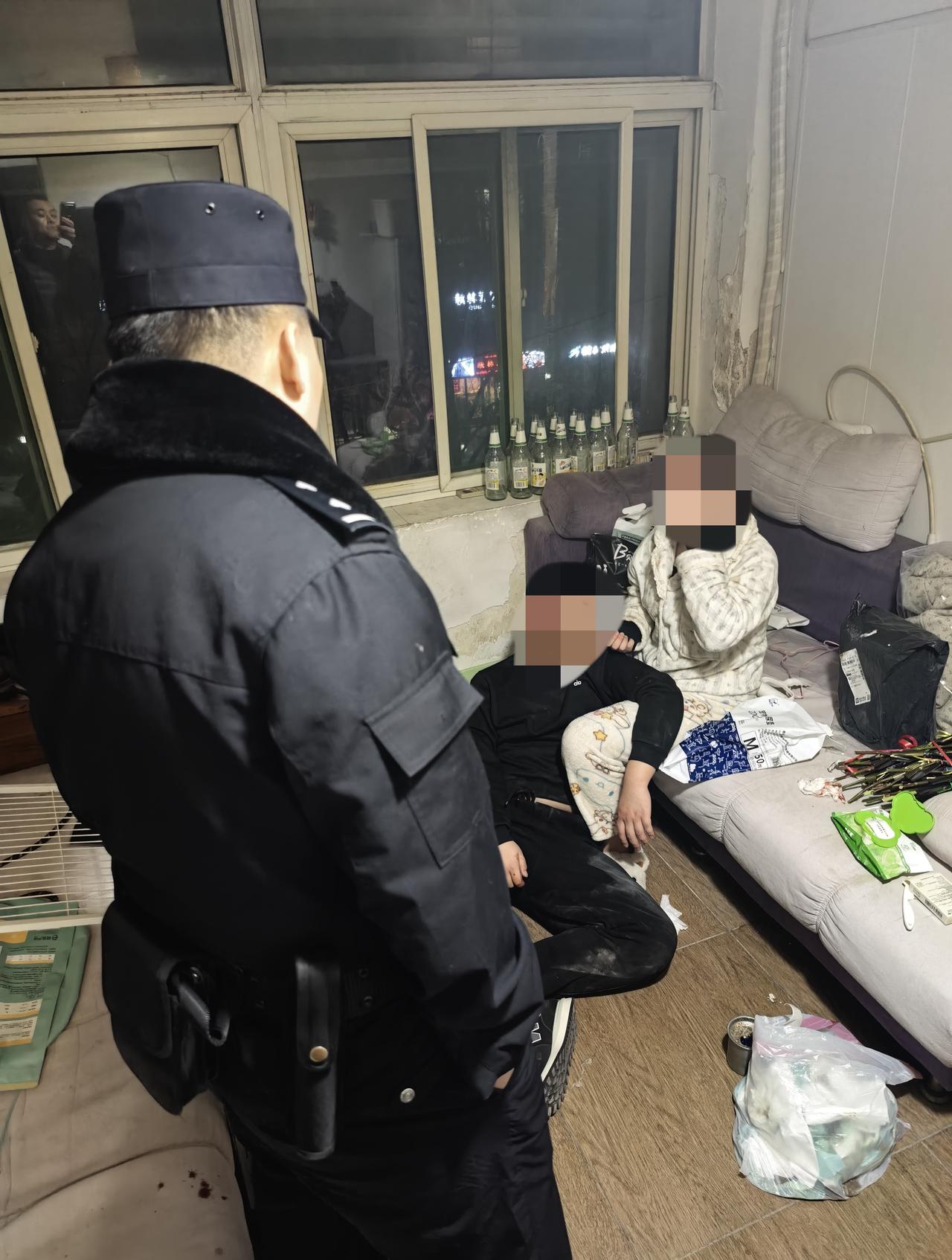 【深夜生死救援！民警暖心劝导，成功救下轻生男子】警暖长安 2026年2月10日2