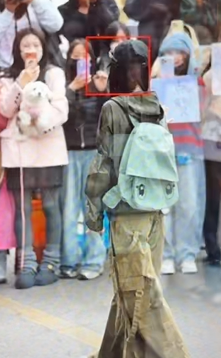 人萌背的书包也好萌啊还有两个眼睛！ 