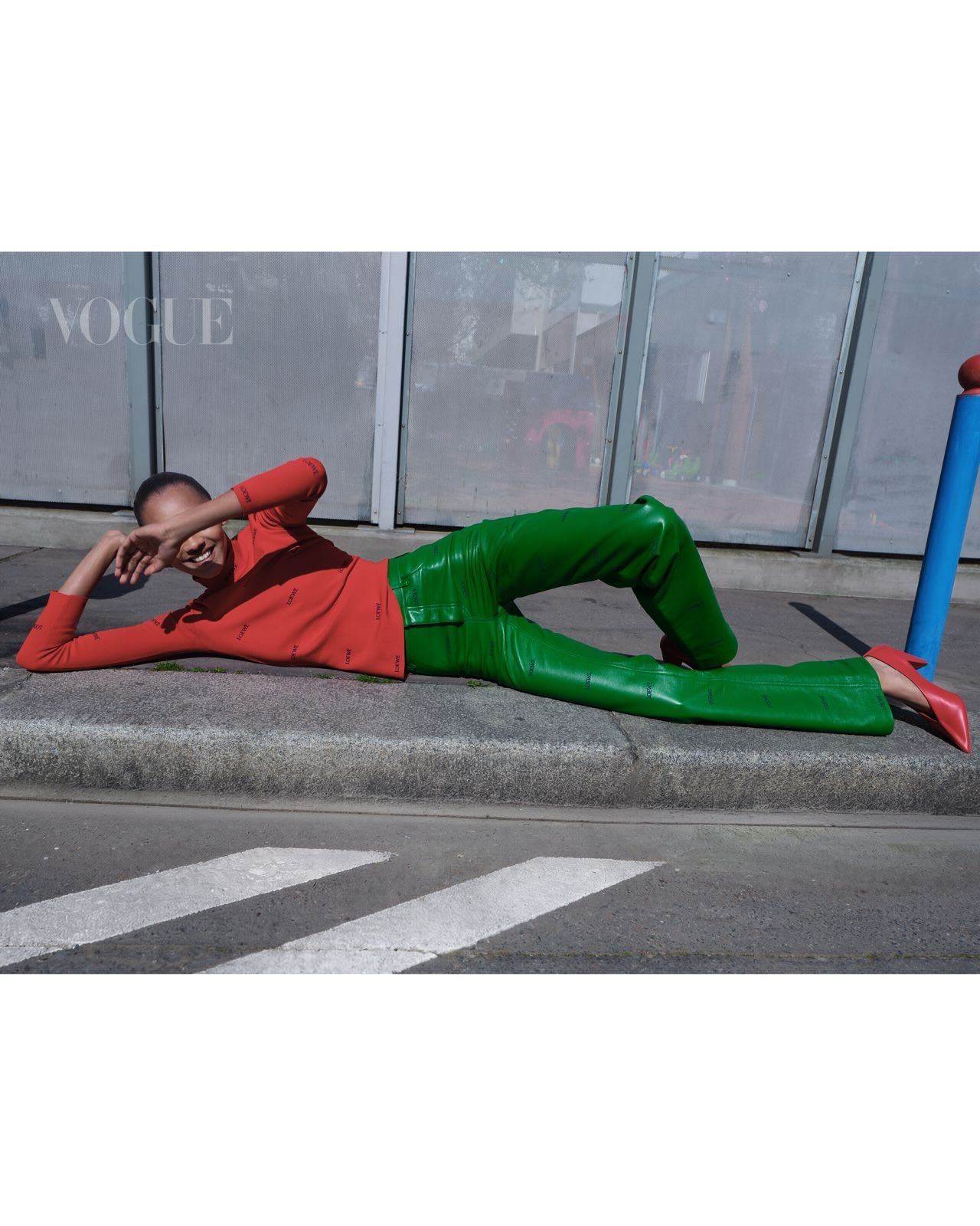 模特Bebe Parnell身着LOEWE登上新加坡版《VOGUE》2026年5