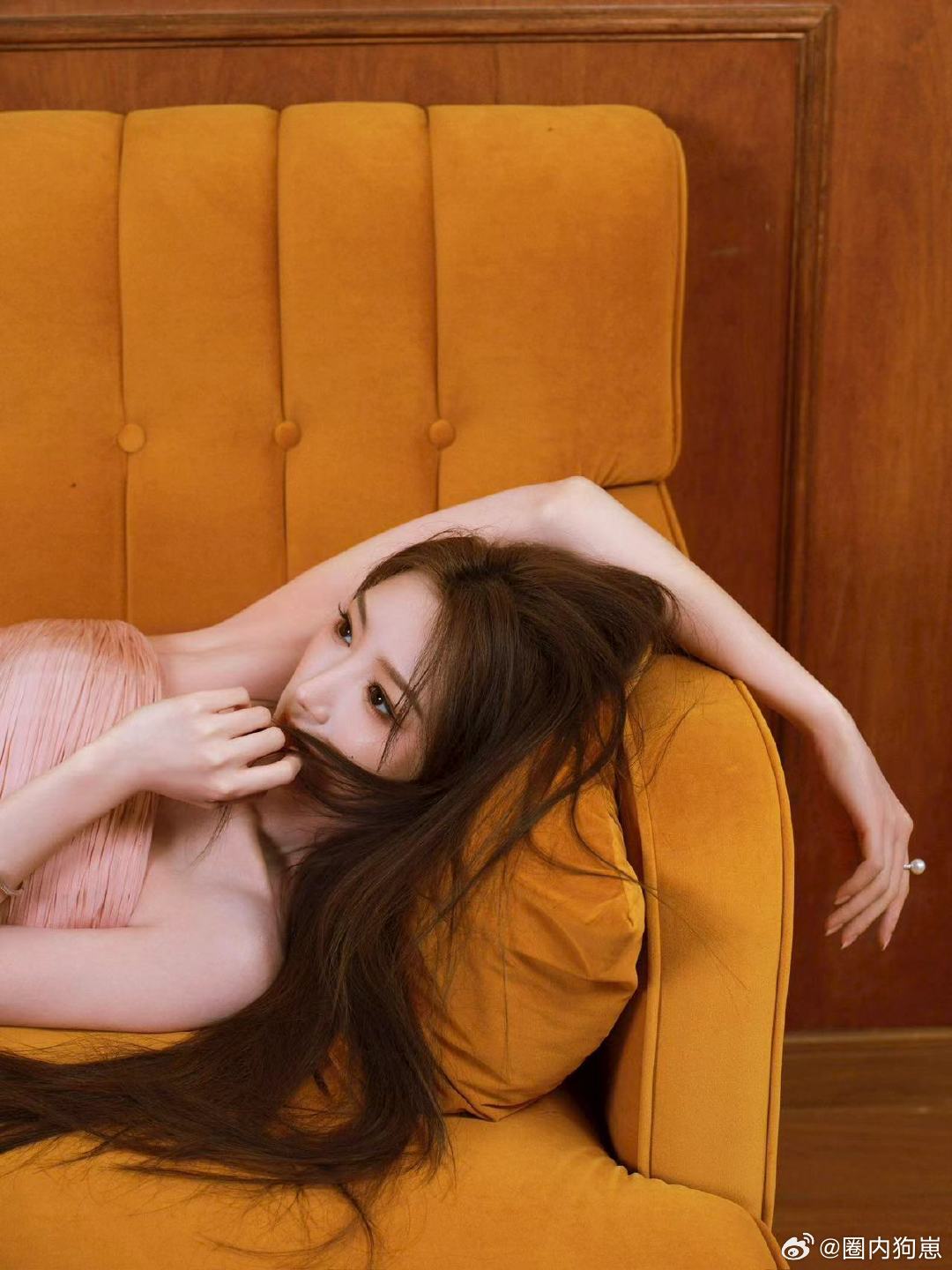 毛晓彤渐变鱼尾裙 毛晓彤人鱼公主变龙虾杀手 谁懂啊，毛晓彤这种精致又真实的反差，