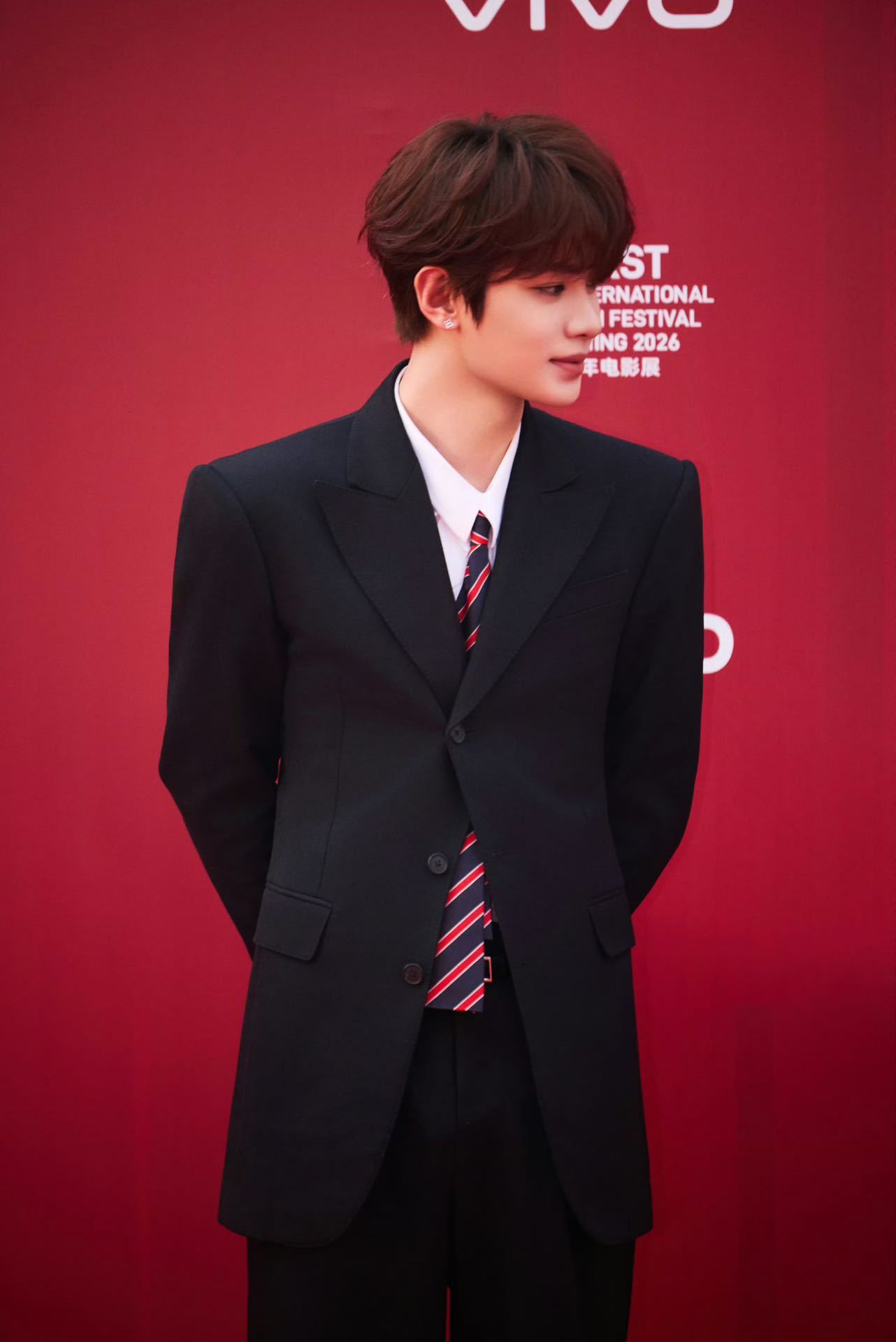 黄明昊 青年导演多多看看我巴掌小巧的脸蛋搭配立体饱满的浓颜五官，怼脸镜头自带故事