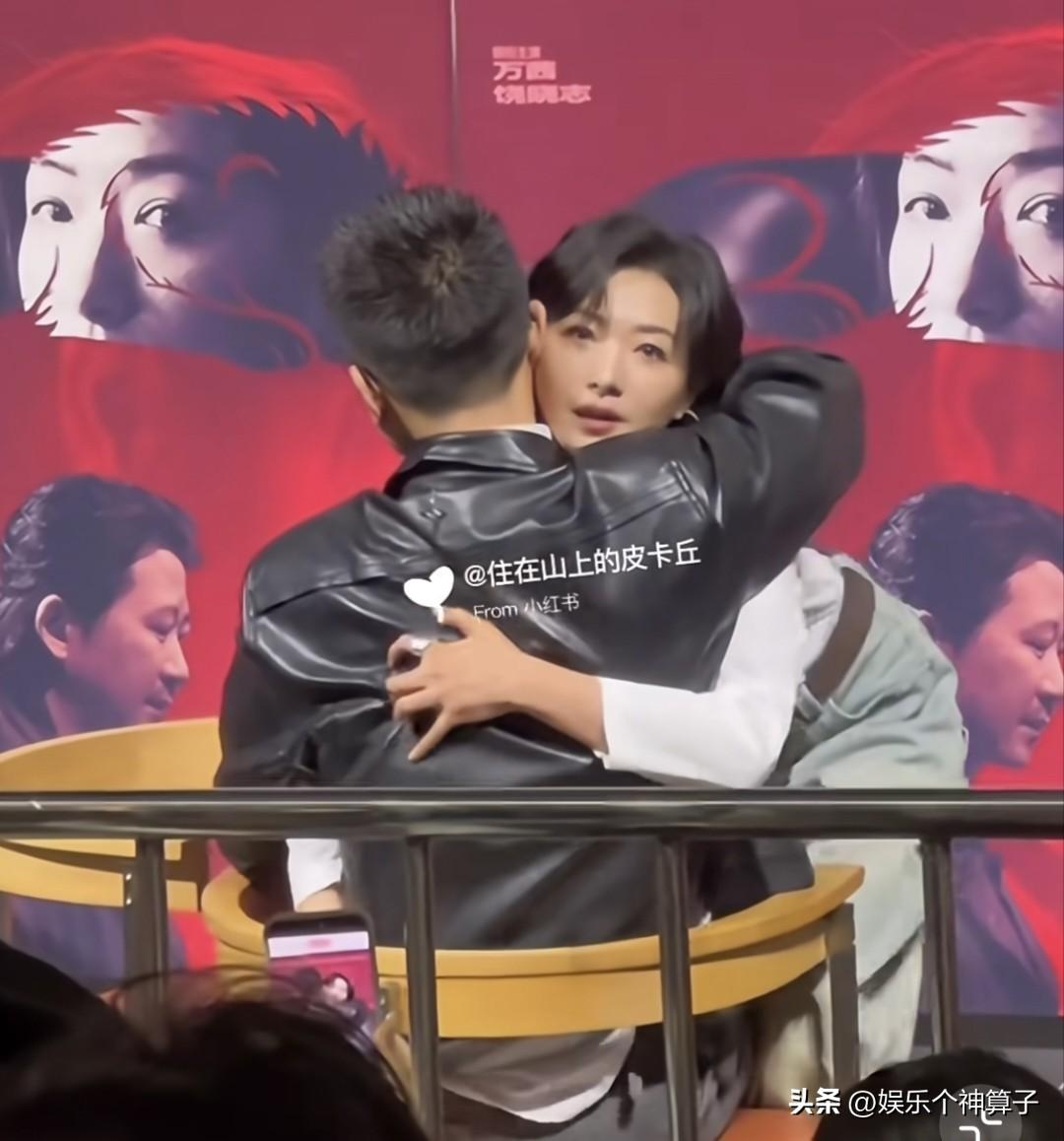 我滴乖乖！万茜力气好大，直接把男观众抱起来了……
3月22日，电影《长夜将尽》上