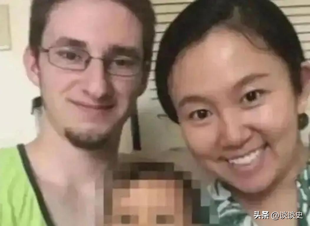 2019年，美国一个男人冲着自己中国妻子吼：“你滚回中国去！”“别拿你们亚洲人的