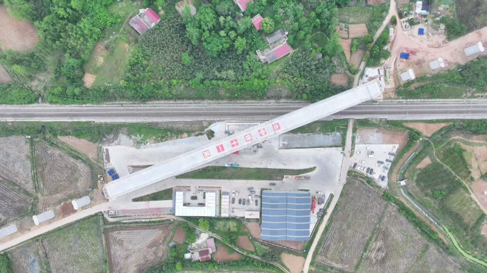 合武高铁建设新进展：近2万吨级转体梁完成“空中转体”