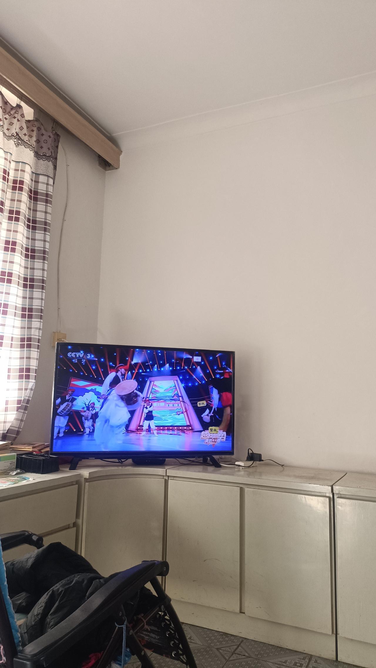 今天天气晴好，骑行1个半小时回厂里，看看爸妈。
电视里放的越战越勇，送的紫林好醋