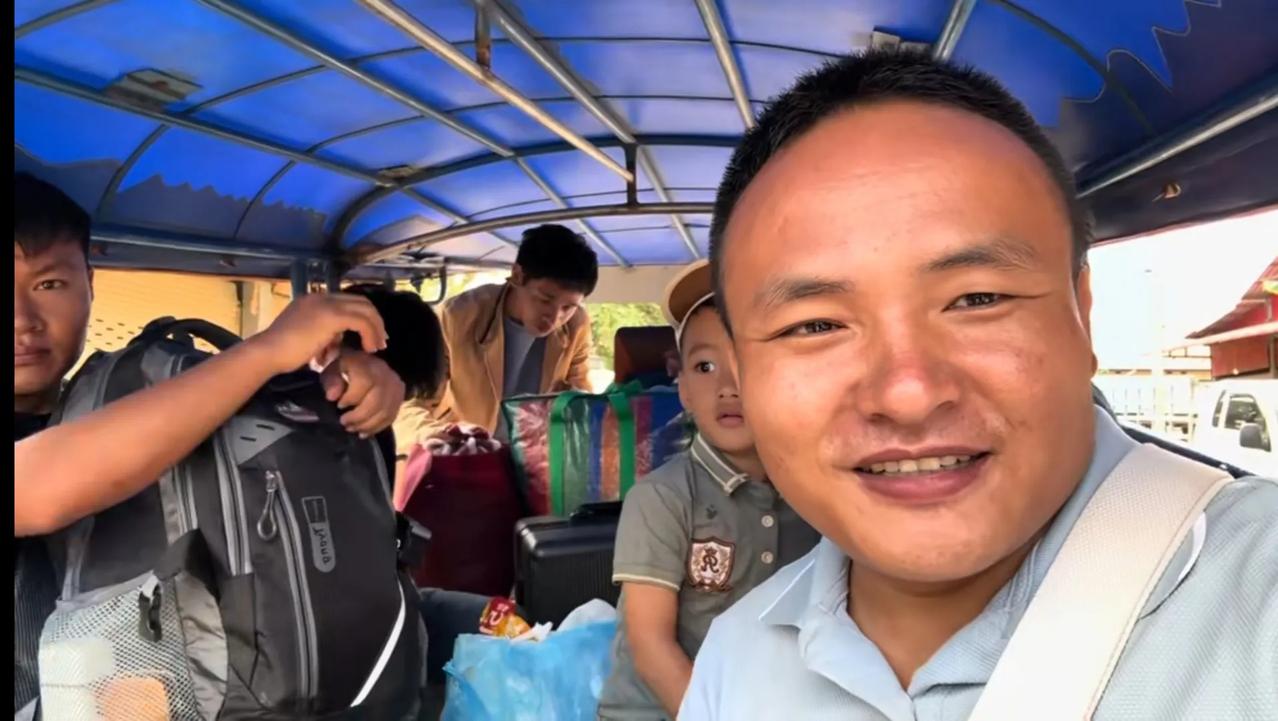网红主播小胖墩衣锦还乡，
给其大表弟提亲外甥女，
手心手背都是肉，回家前，
电话