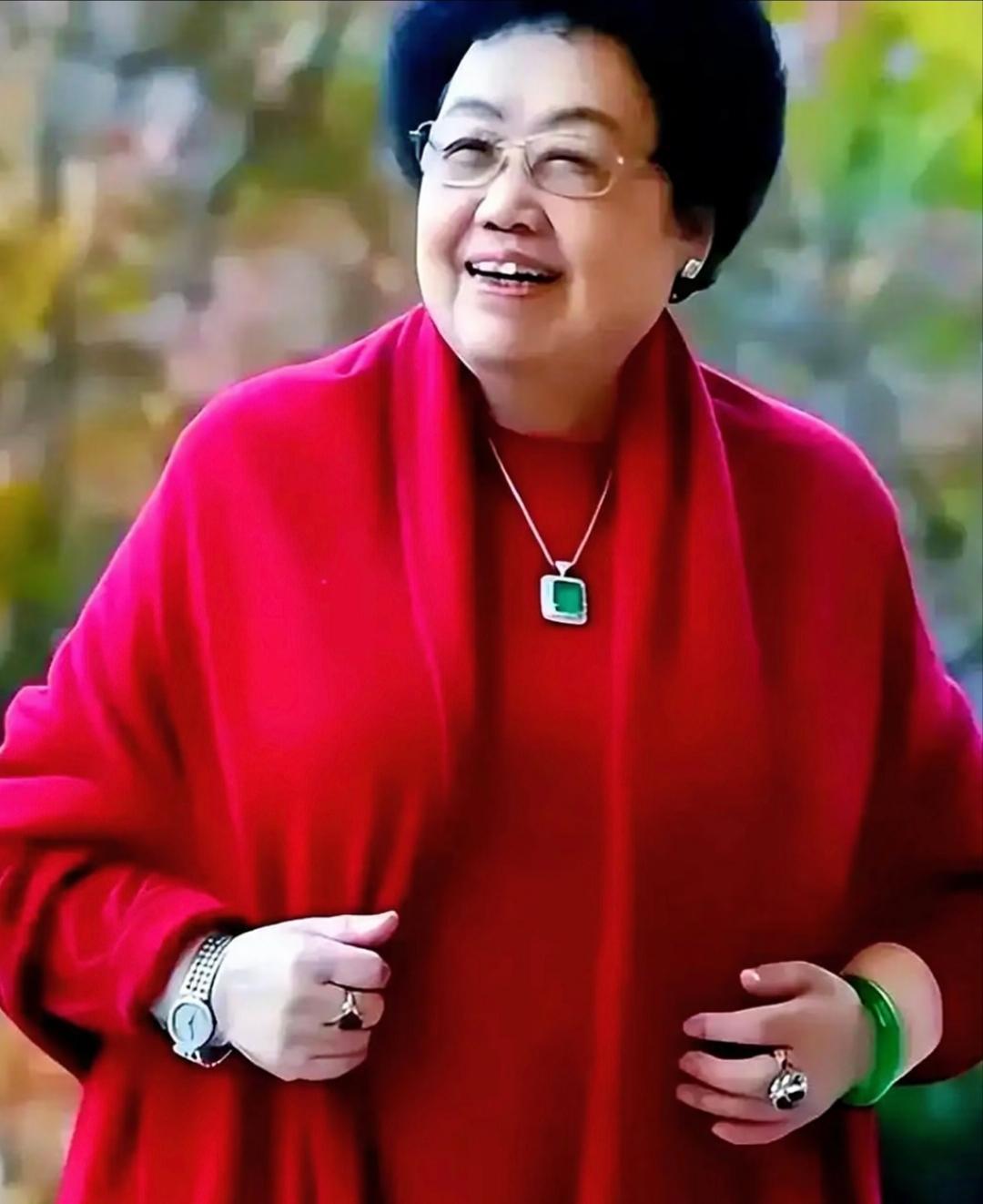 陈丽华女士去世，本是一个悲痛的时刻，但网上有一部分人坐不住了，非要出来丑化她，说