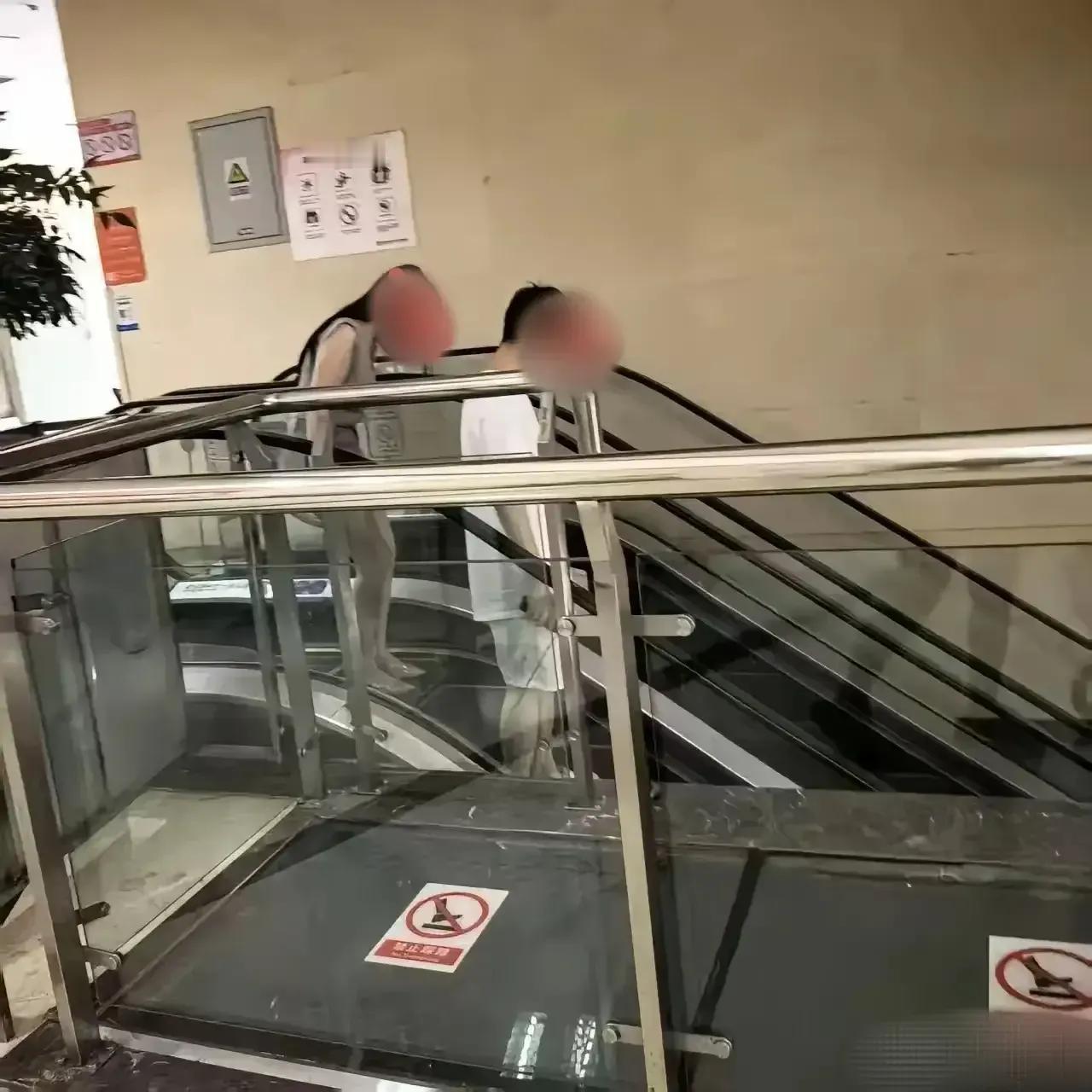 四川成都某医院母婴室发生不雅行为，男女主角照片曝光，看起来很年轻，20多岁，两人