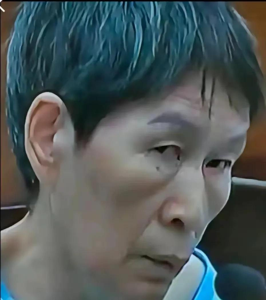 别说小孩
就是大人
看到这眼神
都感到凶神恶煞
小孩落入她之手
早就吓得胆颤心惊