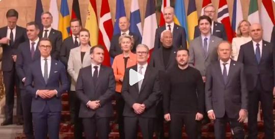 英国伦敦乌克兰问题峰会上的领导人合影，泽连斯基是最引人瞩目的，是事实上的C位。